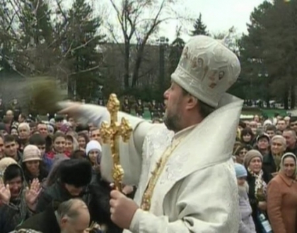 Imbranceli de Boboteaza. Zeci de oameni s-au calcat in picioare pentru o sticla de agheasma. VIDEO Imbranceli de Boboteaza. Zeci de oameni s-au calcat in picioare pentru o sticla de agheasma. VIDEO