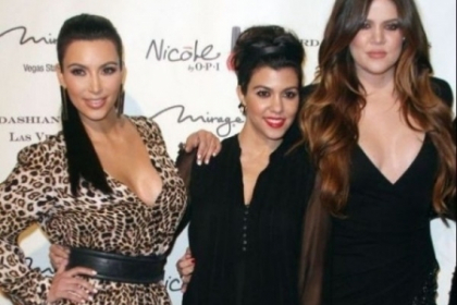 Cum aratau surorile Kardashian la prima lor sedinta foto impreuna...in bikini, in urma cu 5 ani Cum aratau surorile Kardashian la prima lor sedinta foto impreuna...in bikini, in urma cu 5 ani