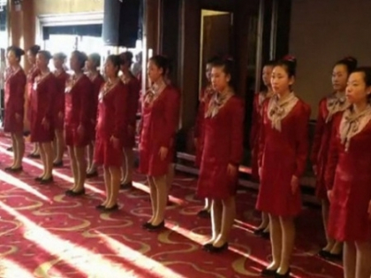 Te iau fiorii! Cum se antreneaza chelneritele intr-un restaurant din China - VIDEO