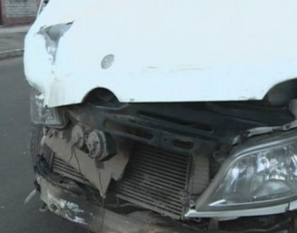 Un microbuz de ruta s-a ciocnit violent cu o masina de teren in centrul capitalei! Un barbat, la spital Un microbuz de ruta s-a ciocnit violent cu o masina de teren in centrul capitalei! Un barbat, la spital