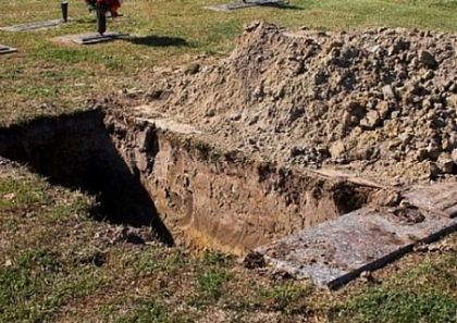 Un barbat a furat din cimitir cadavrul tatalui pentru a-l readuce la viata. Cum l-au gasit politistii
