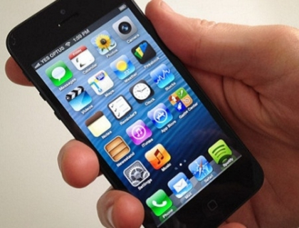 Cei care asteapta un nou iPhone in 2013 ar putea primi o veste de 3 ori mai mare. Ce pregateste Apple Cei care asteapta un nou iPhone in 2013 ar putea primi o veste de 3 ori mai mare. Ce pregateste Apple