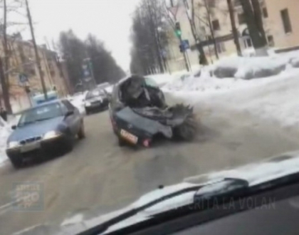 Cu masina facuta praf si cu un prieten mort pe bancheta din spate, un sofer rus a pornit la drum