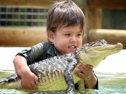 Vanator de crocodili la doar 3 ani. Cine este pustiul care se joaca cu aligatorii - FOTO Vanator de crocodili la doar 3 ani. Cine este pustiul care se joaca cu aligatorii - FOTO