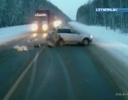 Imagini incredibile in Rusia! O fetita in varsta de un an e aruncata din masina, in urma unui accident