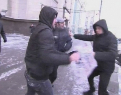 Gay-ii de la Moscova s-au batut cu opozantii lor in fata Dumei de Stat! Ce i-a infuriat Gay-ii de la Moscova s-au batut cu opozantii lor in fata Dumei de Stat! Ce i-a infuriat