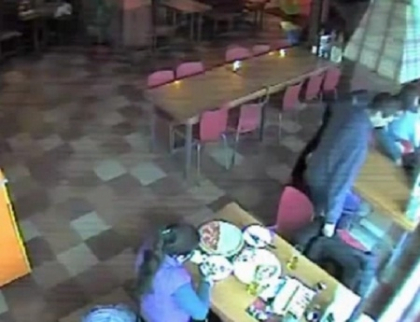 Uite-l cum fura! Vezi momentul in care un tanar sustrage un portomoneu intr-o pizzerie.VIDEO