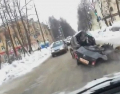 Soferul beat din Rusia, care circula cu masina avariata si pasagerul mort, retinut de politie