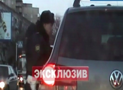 Un sofer beat era cat pe ce sa omoare un politist! L-a tarat cu masina jumatate de kilometru