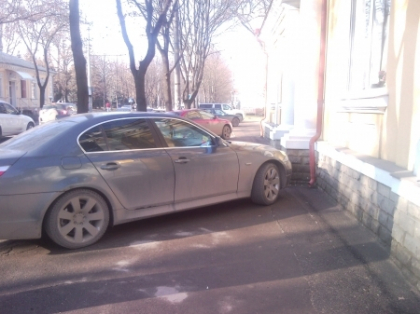 Intrece orice limita a bunului simt! Cum si-a parcat BMW-ul un sofer din Chisinau. FOTO