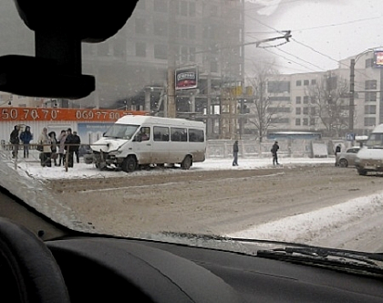 Ar fi putut sa se incheie tragic! Microbuz cu pasageri strapuns de bare dupa ce a intrat in parapet Ar fi putut sa se incheie tragic! Microbuz cu pasageri strapuns de bare dupa ce a intrat in parapet