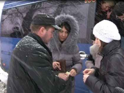 Calatorie cu scandal. Mai multi soferi au fost amendati pentru ca transportau prea multi pasageri Calatorie cu scandal. Mai multi soferi au fost amendati pentru ca transportau prea multi pasageri