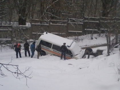 Accident mai putin obisnuit in capitala! O ambulanta s-a prabusit intr-un sant pe strada Lomonosov