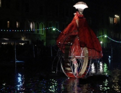 Show-uri incendiare, costume care mai de care si masti multicolore! Start carnavalului din Venetia