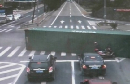 A inghetat de spaima cand a vazut asta! Un motociclist s-a trezit cu un TIR rasturnat la picioarele sale