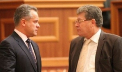 Ghimpu ii apara pe democrati? In tara s-a creat impresia ca Plahotniuc este omul raului