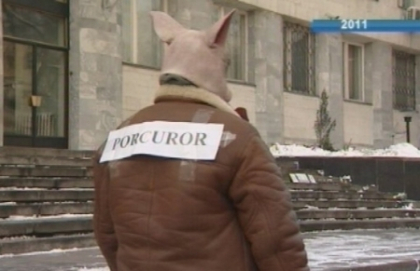 VIDEO. Protest cu organe genitale in fata Procuraturii Generale