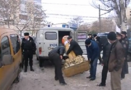 VIDEO. Falusul lui Matasaru din fata Procuraturii Generale, sechestrat de politisti VIDEO. Falusul lui Matasaru din fata Procuraturii Generale, sechestrat de politisti