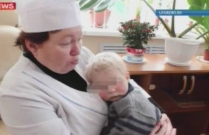 Baietel de doi ani, gasit abandonat intr-un grajd din Rusia! A supravietuit numai datorita unei pisici Baietel de doi ani, gasit abandonat intr-un grajd din Rusia! A supravietuit numai datorita unei pisici