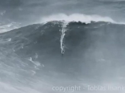 Un surfer stabileste noul record mondial: a invins un val inalt de 30 de metri. VIDEO