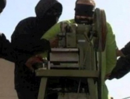 Scene SOCANTE in Iran. Cum este mutilat in public un barbat acuzat de furt si adulter 