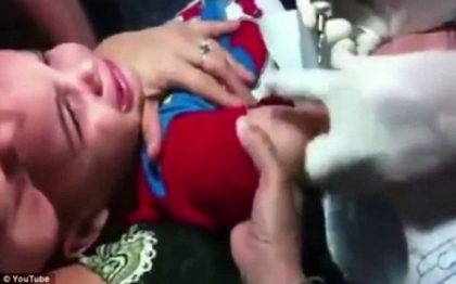 Momentul terifiant in care o mama isi tine copilul de 3 ani pentru a-i fi facut un tatuaj. VIDEO Momentul terifiant in care o mama isi tine copilul de 3 ani pentru a-i fi facut un tatuaj. VIDEO