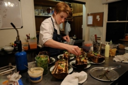 Chef la 14 ani. Povestea incredibila a unui pusti pasionat de gatit - VIDEO Chef la 14 ani. Povestea incredibila a unui pusti pasionat de gatit - VIDEO