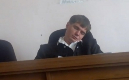 Judecatorul din Rusia care a fost filmat in timp ce dormea in mijlocul procesului si-a dat demisia Judecatorul din Rusia care a fost filmat in timp ce dormea in mijlocul procesului si-a dat demisia