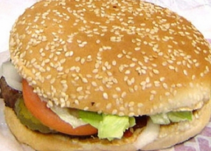 Un celebru lant de fast-food recunoaste oficial ca a vandut burgeri care contineau carne de cal