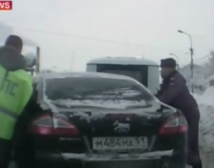 Se intampla in Rusia! Un politist este luat pe capota de un sofer tras pe dreapta