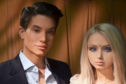 Zeci de operatii estetice i-au transformat in papusi! Intalnirea lui Barbie si Ken in viata reala - FOTO Zeci de operatii estetice i-au transformat in papusi! Intalnirea lui Barbie si Ken in viata reala - FOTO