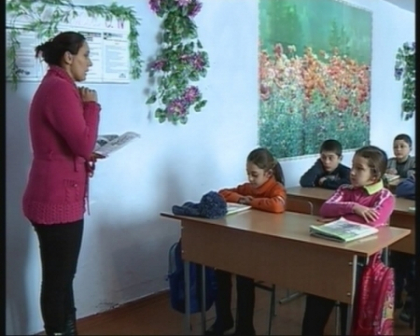 Predau simultan doua materii la doua clase diferite. Cum se descurca elevii si profesorii dintr-o scoala din Calarasi 