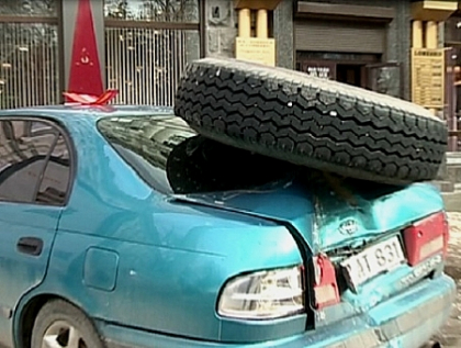 Accident inedit in capitala. Roata unui troleibuz s-a desprins si a "zburat" intr-o masina Accident inedit in capitala. Roata unui troleibuz s-a desprins si a "zburat" intr-o masina