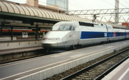 Atac asupra unui tren in Franta, ca in Vestul Salbatic. Zeci de tineri au fortat un TGV sa opreasca Atac asupra unui tren in Franta, ca in Vestul Salbatic. Zeci de tineri au fortat un TGV sa opreasca