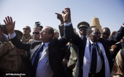 FranÃ§ois Hollande a fost intampinat ca un eliberator in Mali si a primit cadou o camila tanara