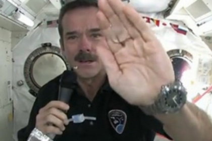 IMAGINI INEDITE: Cum se spala pe maini astronautii in spatiu - VIDEO

