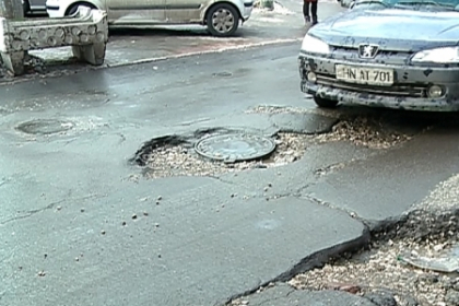 Misiune aproape imposibila: Care e strada cu cele mai multe gropi? Cat se va cheltui pentru reparatii? Misiune aproape imposibila: Care e strada cu cele mai multe gropi? Cat se va cheltui pentru reparatii?