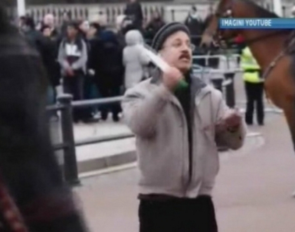 Un barbat a incercat sa-si taie gatul in fata sutelor de turisti de la Palatul Buckingham Un barbat a incercat sa-si taie gatul in fata sutelor de turisti de la Palatul Buckingham