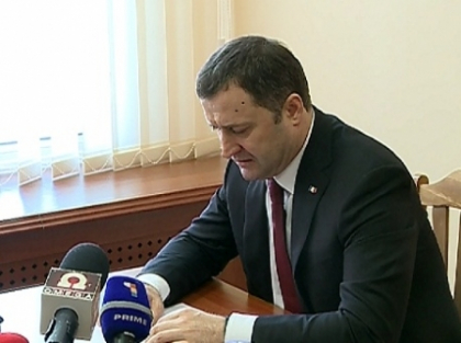 Filat in fata comisiei de ancheta. Turcanu si Railean ar trebui sa se autosuspende din functie pe durata anchetei Filat in fata comisiei de ancheta. Turcanu si Railean ar trebui sa se autosuspende din functie pe durata anchetei