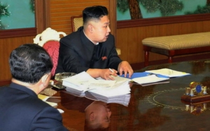 Obiectul de pe biroul lui Kim Jong-un despre care scrie toata presa. Ce apare in imagine Obiectul de pe biroul lui Kim Jong-un despre care scrie toata presa. Ce apare in imagine