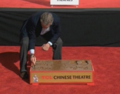 A venit si randul lui! Ce actor celebru si-a lasat amprentele pe cimentul de la Hollywood A venit si randul lui! Ce actor celebru si-a lasat amprentele pe cimentul de la Hollywood