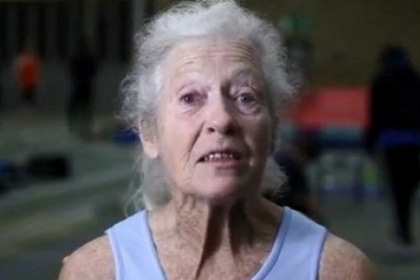 O pensionara de 77 de ani este campioana mondiala la saritura cu prajina. Are 42 de medalii. VIDEO O pensionara de 77 de ani este campioana mondiala la saritura cu prajina. Are 42 de medalii. VIDEO
