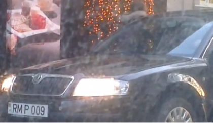VIDEO. Masina Parlamentului, taxi in Chisinau? Pe cine asteapta RM P 009 in fata unui local din capitala
