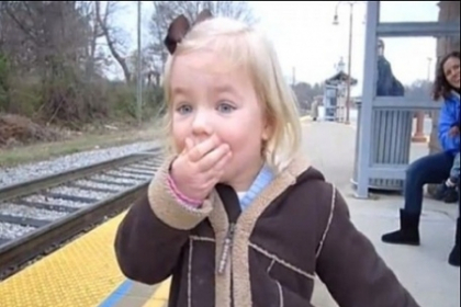 AMUZANT! Cum reactioneaza o fetita de 3 ani cand vede pentru prima data un tren - VIDEO