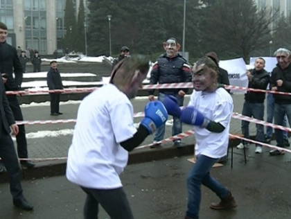 Parodie in fata Guvernului. Meci de box intre Filat si Plahotniuc Parodie in fata Guvernului. Meci de box intre Filat si Plahotniuc
