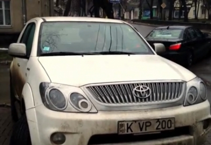 VIDEO. Cum parcheaza un judecator de la Curtea de Apel. A fost luat la rost imediat VIDEO. Cum parcheaza un judecator de la Curtea de Apel. A fost luat la rost imediat