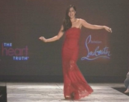 "Lady in red" pe podiumul de la New York, unde a fost deschisa saptamana modei. Cum au uimit vedetele