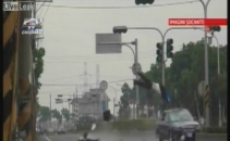 VIDEO INFIORATOR: Motociclist spulberat in intersectie