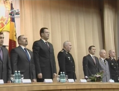 Vlad Filat este coleg cu agentii de securitate, in timp ce Marian Lupu ii considera o povara Vlad Filat este coleg cu agentii de securitate, in timp ce Marian Lupu ii considera o povara