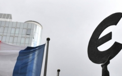 Summitul UE a inceput cu o intarziere de 6 ore.Liderii europeni trebuie sa taie 30mld euro din buget Summitul UE a inceput cu o intarziere de 6 ore.Liderii europeni trebuie sa taie 30mld euro din buget
